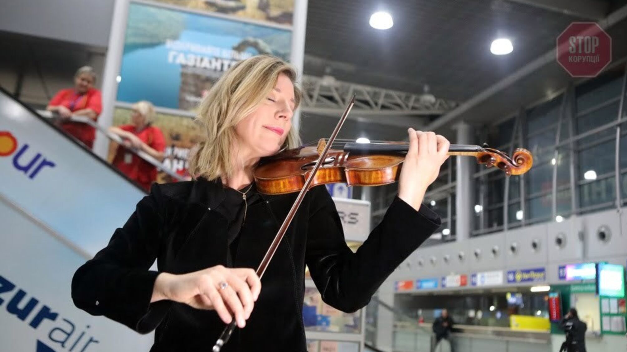 Музикантка з США зіграла на скрипці Страдіварі в харківському аеропорту