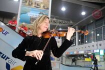Музикантка з США зіграла на скрипці Страдіварі в харківському аеропорту
