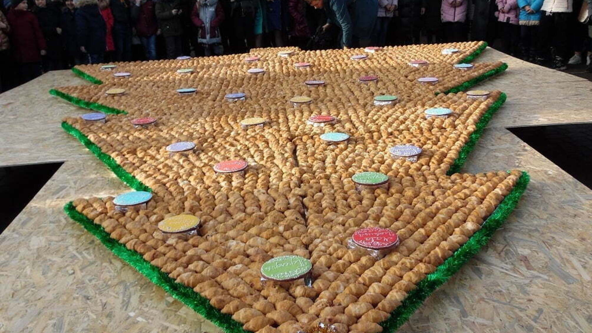 На Тернопільщині склали ялинку з випічки