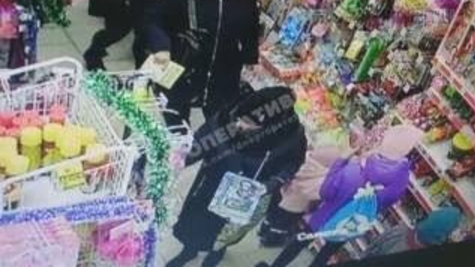 У Мережі з'явилося відео, як у Дніпрі в супермаркеті злодійка витягнула телефон у дівчини
