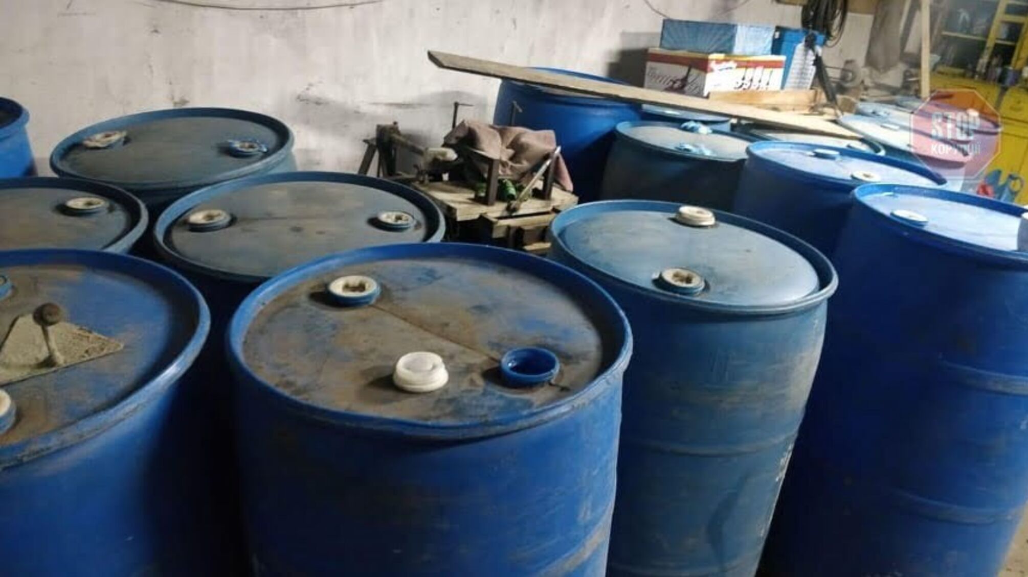 На Одещині працював трубопровід, яким злодії качали алкоголь з Молдови (фото, відео)