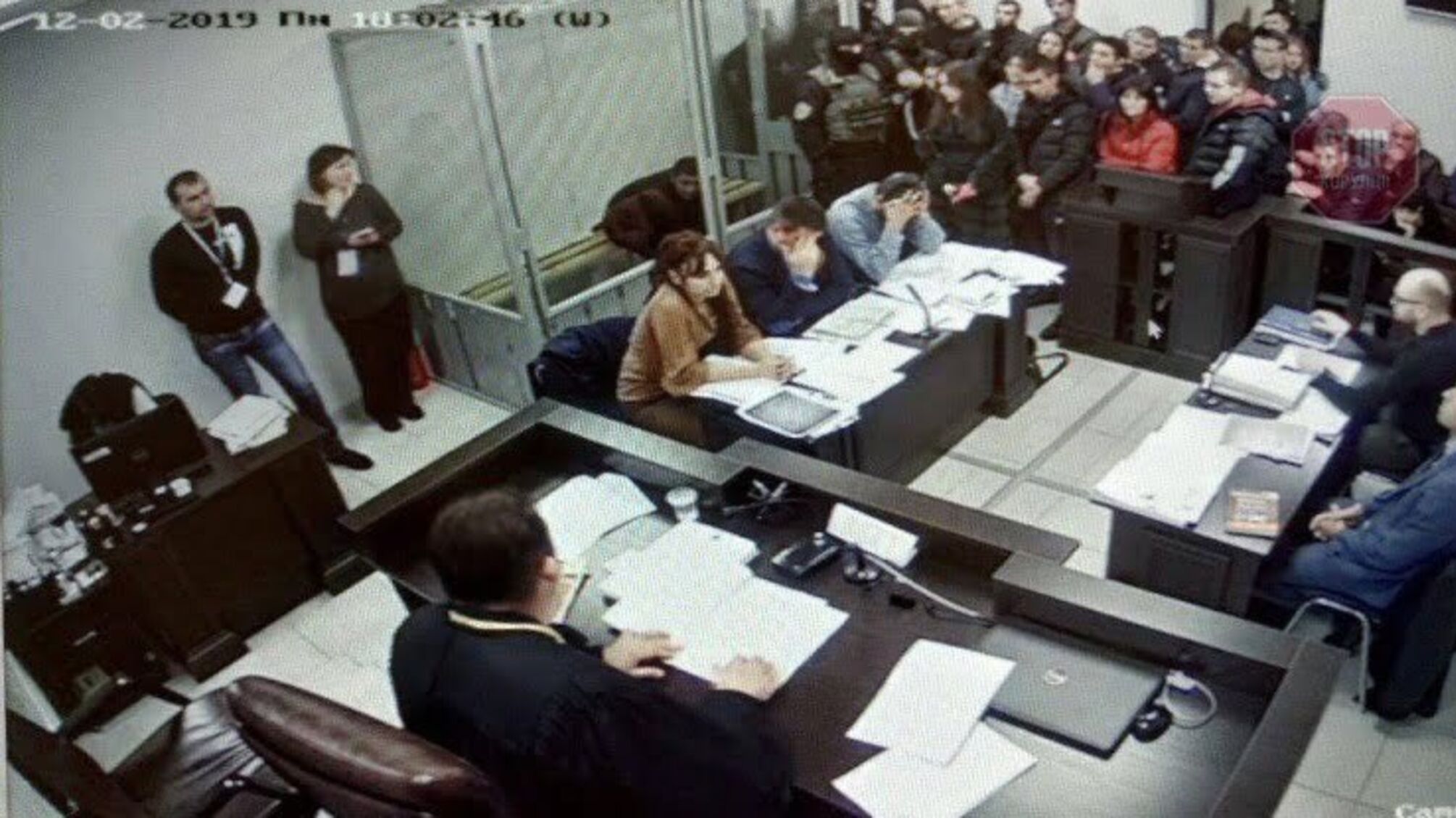 У Запоріжжі родичі злодіїв у суді погрожували журналістам (відео)