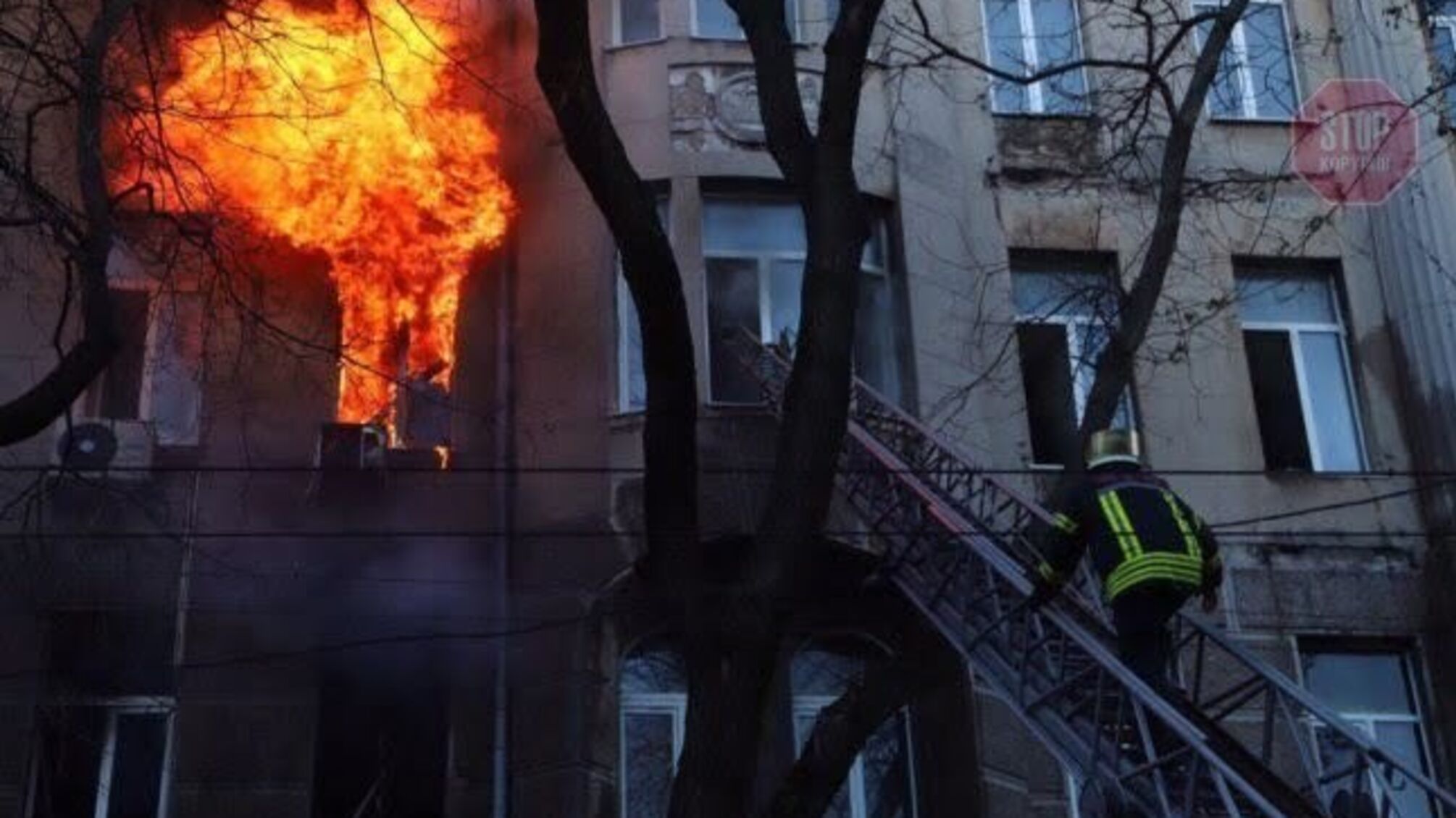 В Одесі помер рятувальник, який гасив пожежу в коледжі