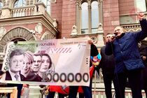 Банкнота в 1 мільйон гривень: активісти під Нацбанком зазирнули в майбутнє (фото)
