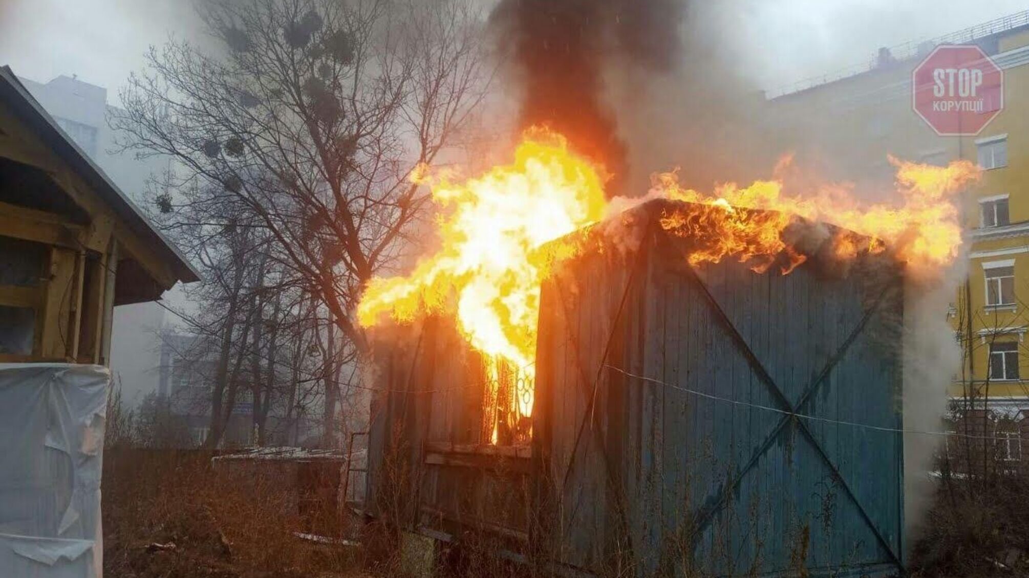 У столиці території одного з інститутів загорівся причеп: що відомо (фото)