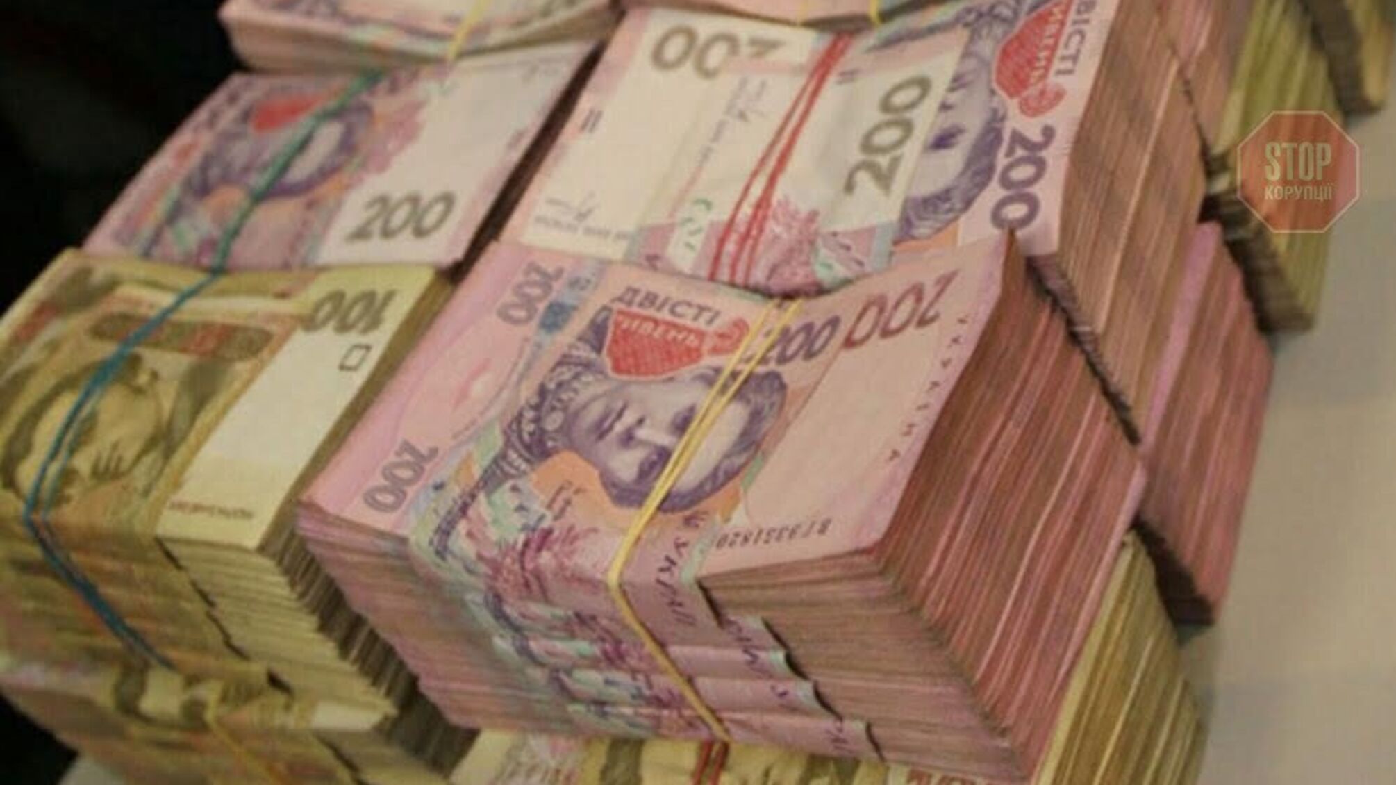 На Львівщині правоохоронці спіймали групу банківських співробітників, які обікрали своїх клієнтів