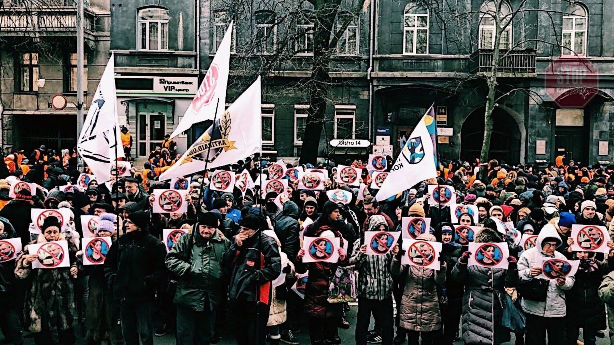 Протестувальники з-під НБУ вирушили до будинку Смолія (відео)