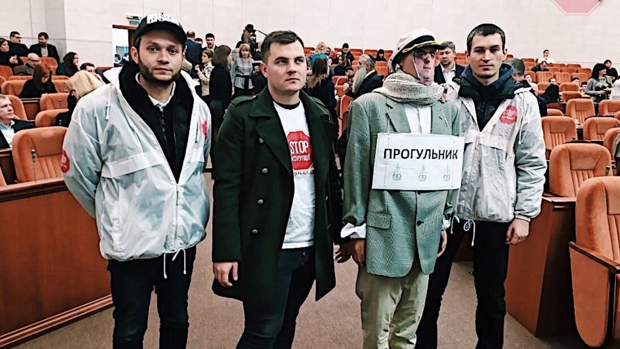 У Дніпрі активісти на руках внесли депутата-прогульника Мішалова в сесійну залу (відео)