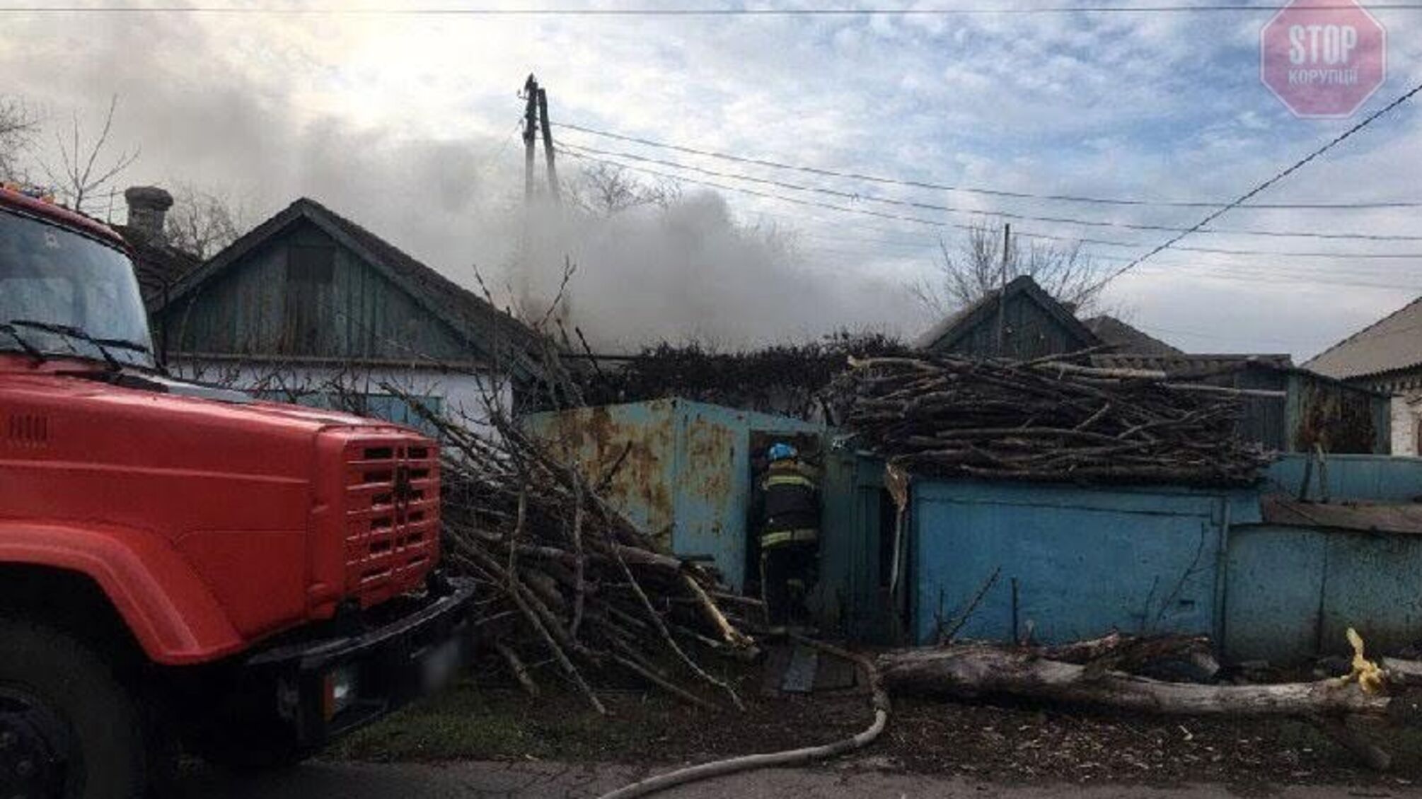 На Донеччині правоохоронці врятували людину з вогню (фото)