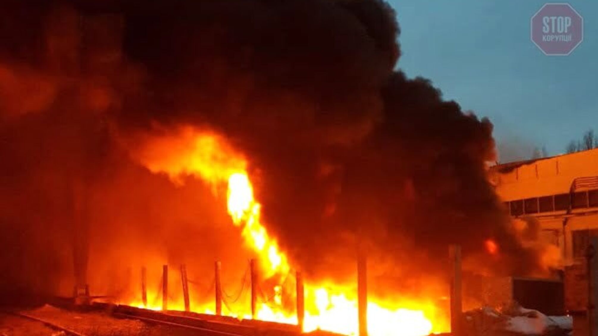 У Полтаві масштабна пожежа: працюють 42 вогнеборця (фото)