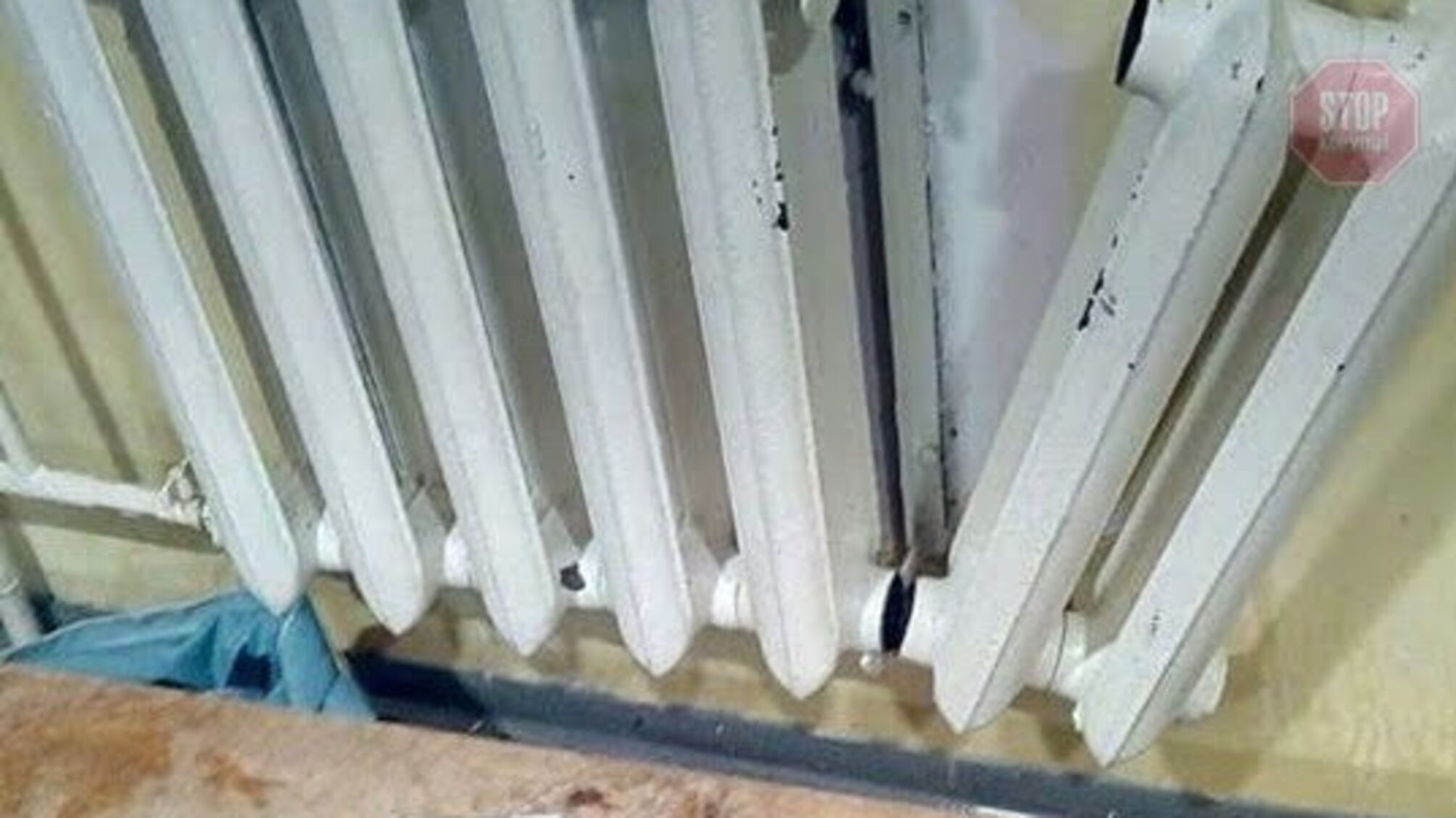 У Києві рятувальники звільнили дитину, яка застрягла в батареї (фото)