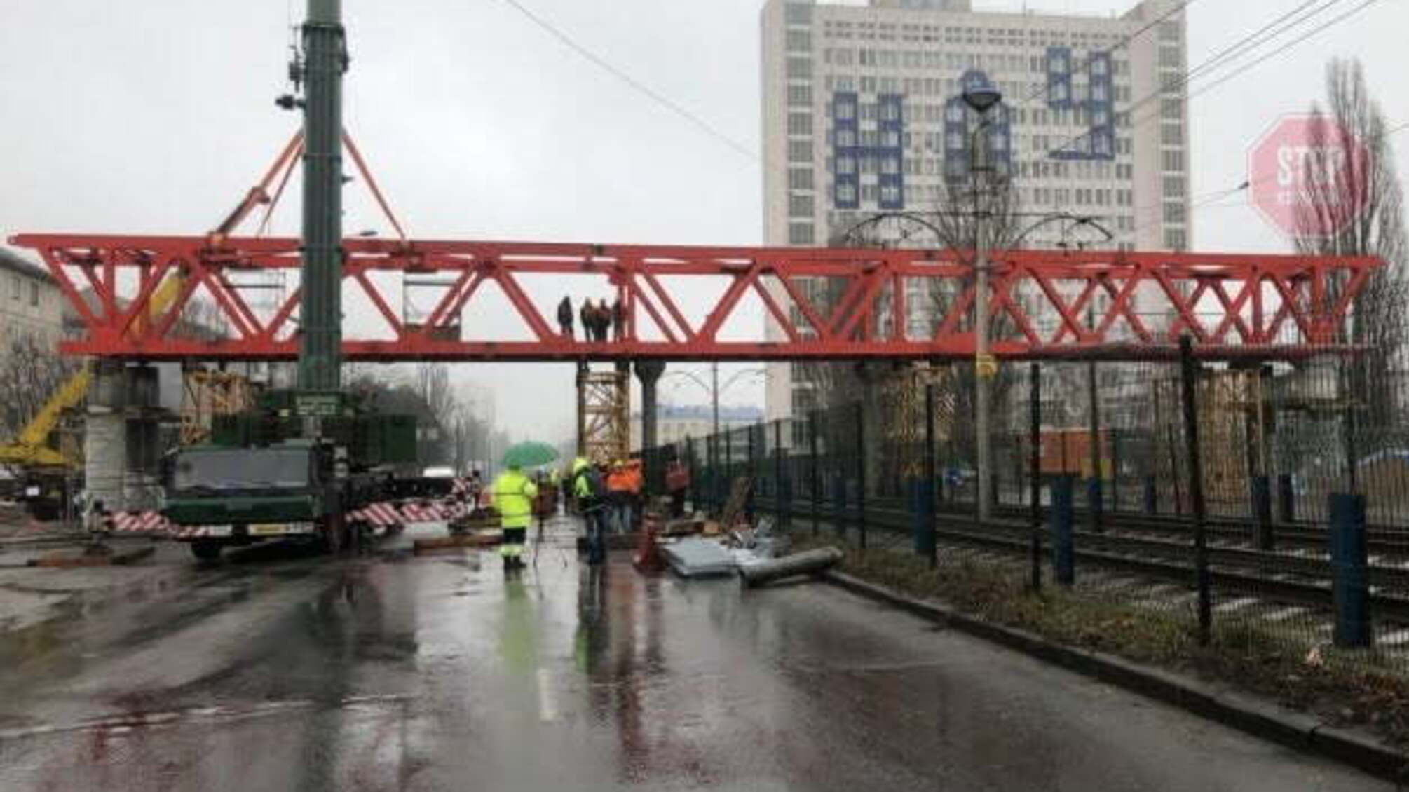 У столиці дорожники продовжують капітальний ремонт пішохідного мосту біля НАУ