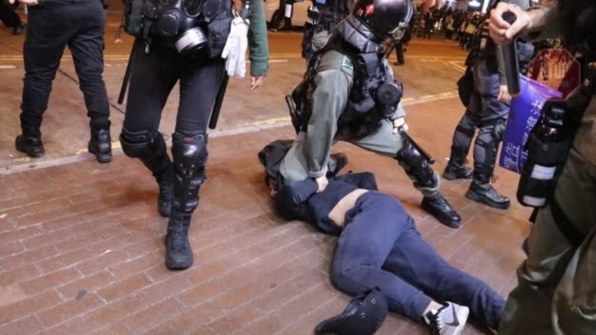 У Гонконзі під час різдвяних протестів правоохоронці застосували сльозогінний газ (відео)