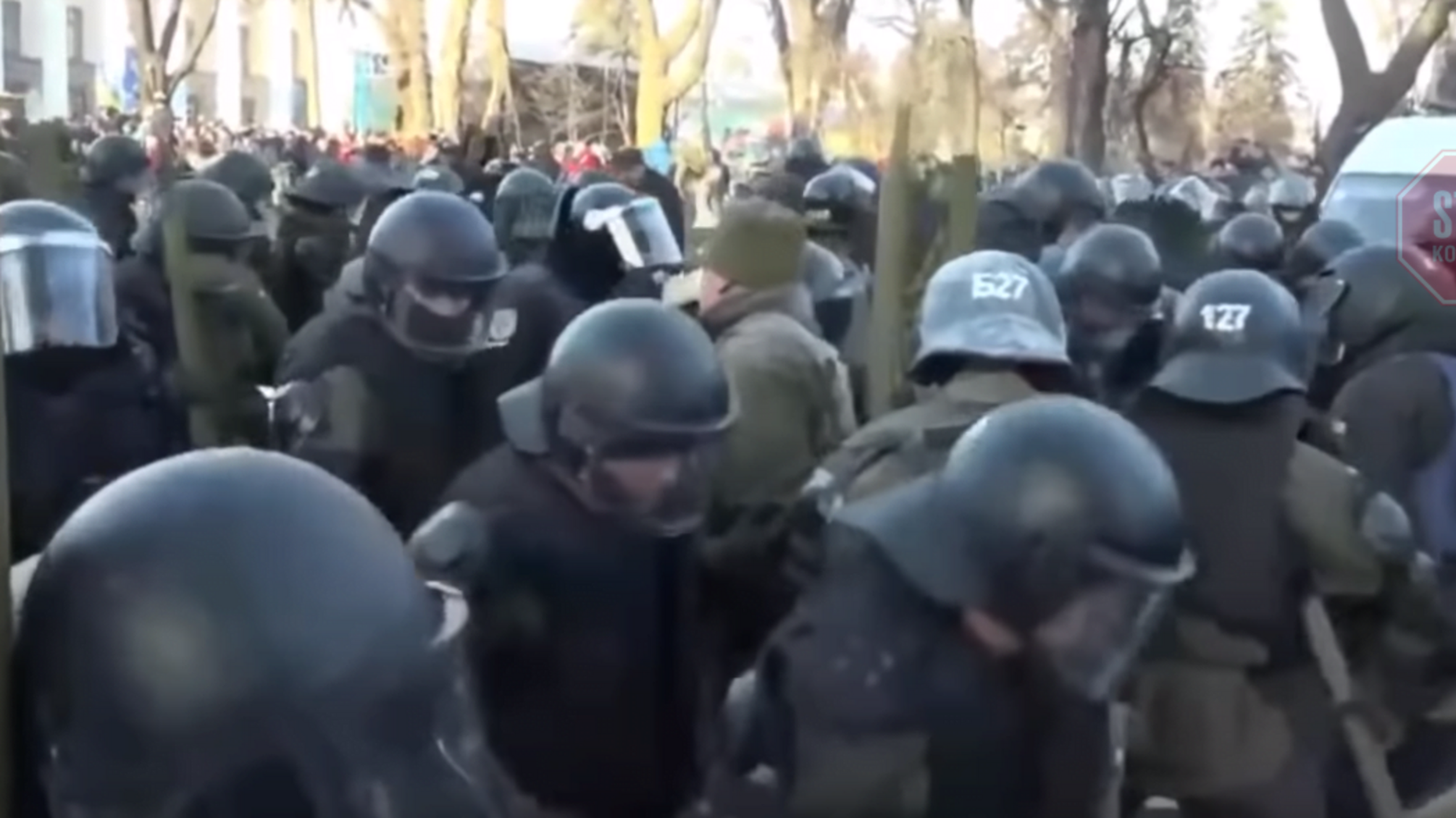 Побоїще біля Верховної Ради: бруківка, швидка і постраждалі – деталі розгону (фото)