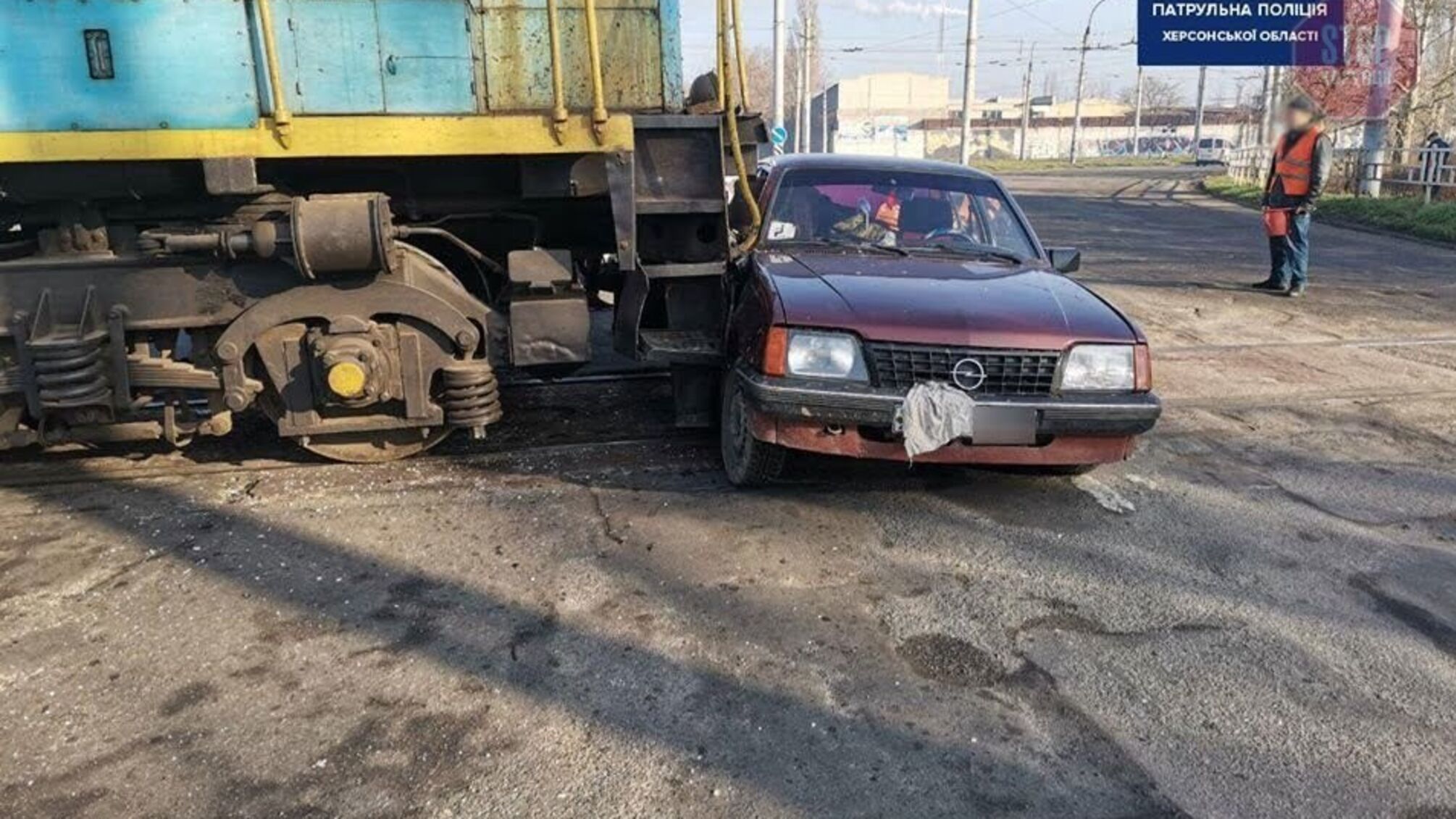 У Херсоні сталось карколомне ДТП за участі легкової автівки і потягу