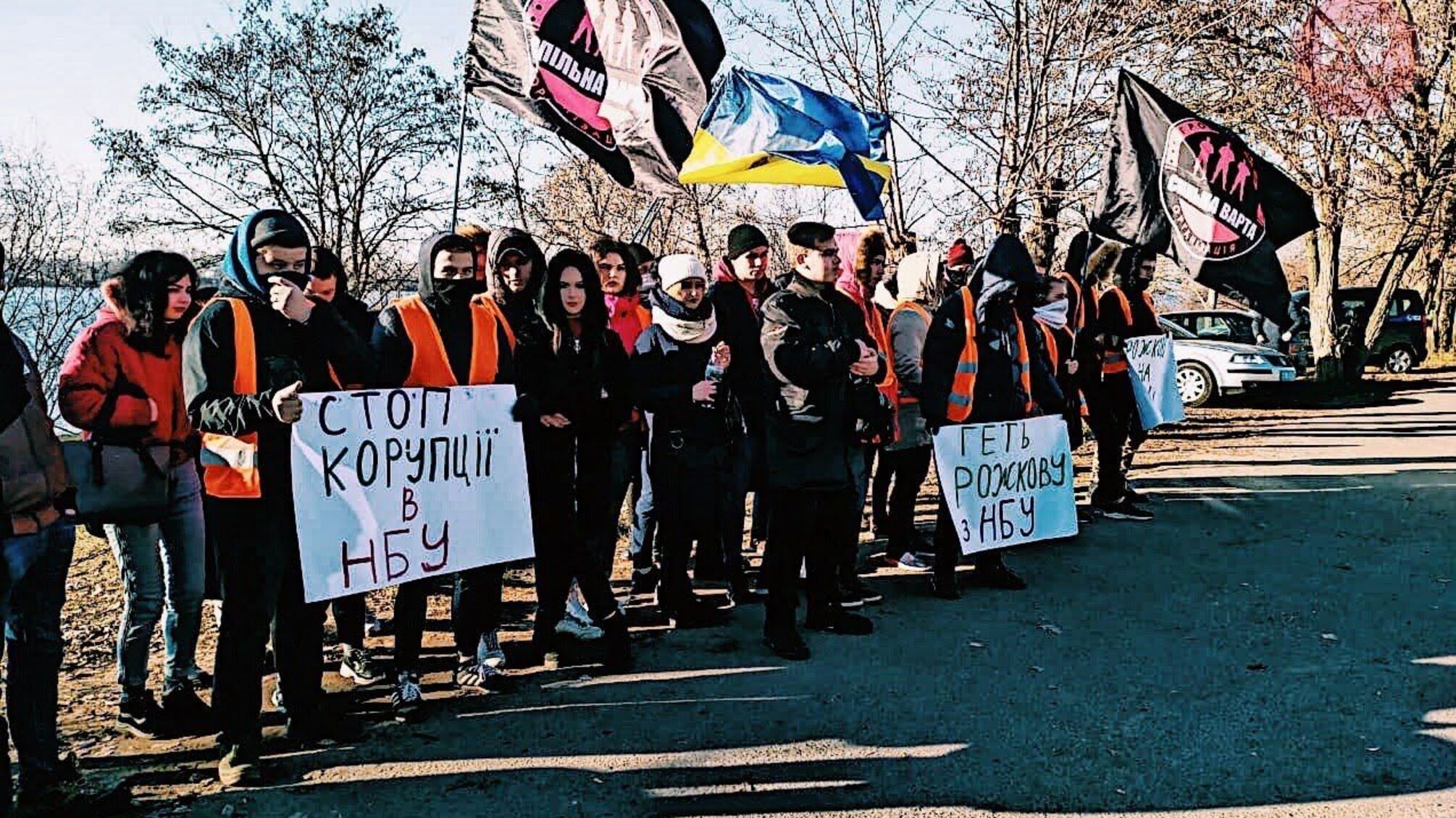 «Рожкова, давай до побачення»: акція під будинком заступниці голови Нацбанку триває (відео)