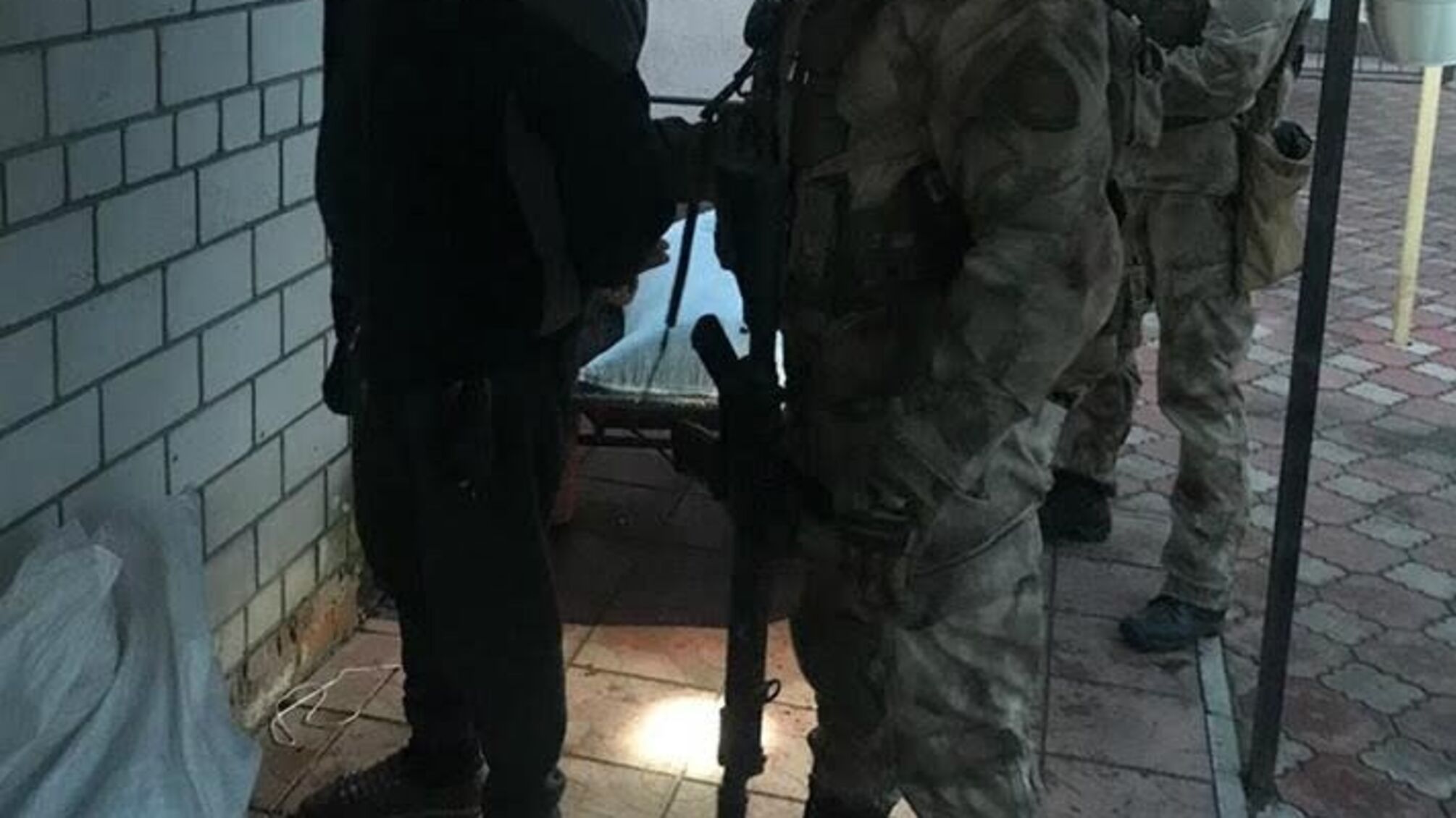 Відкрив вогонь по поліцейським: на Київщині правоохоронці затримали зловмисника (відео)