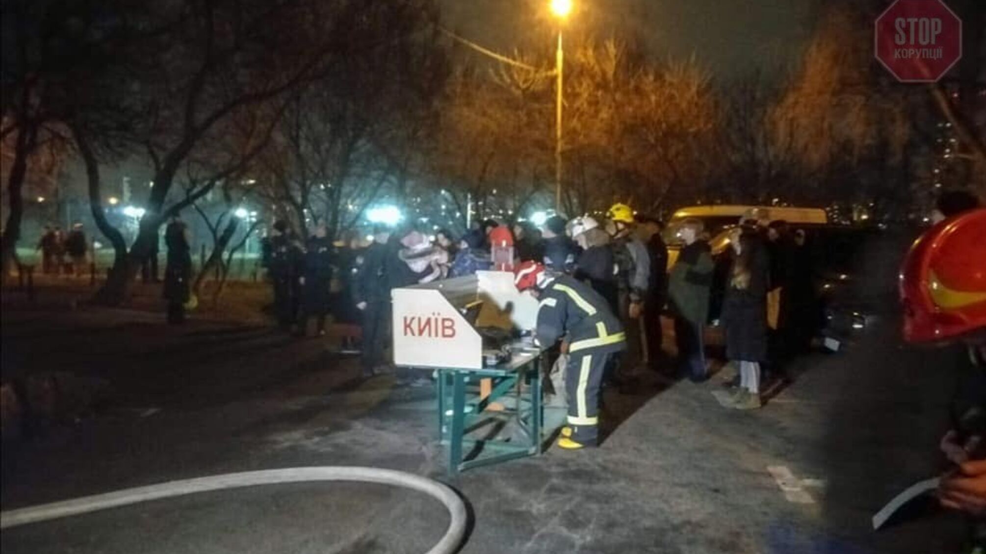 У Києві горить багатоповерхівка: двоє загиблих (фото)