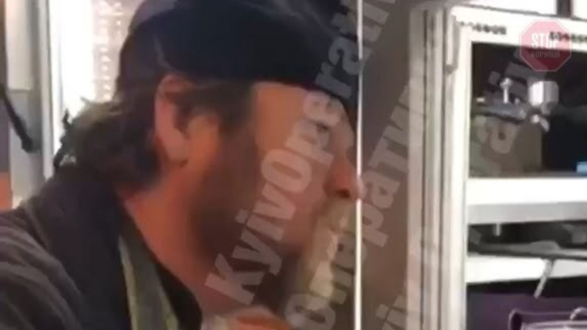 У Києві «батюшка» накинувся на блогера (відео)