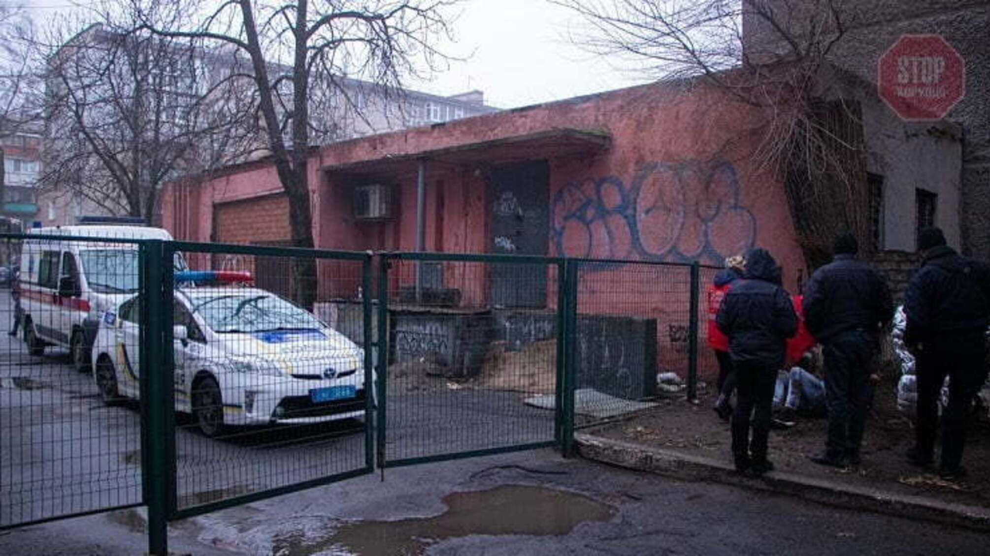 Смерть під пологовим будинком: у Дніпрі акушерка знайшла труп невідомого чоловіка