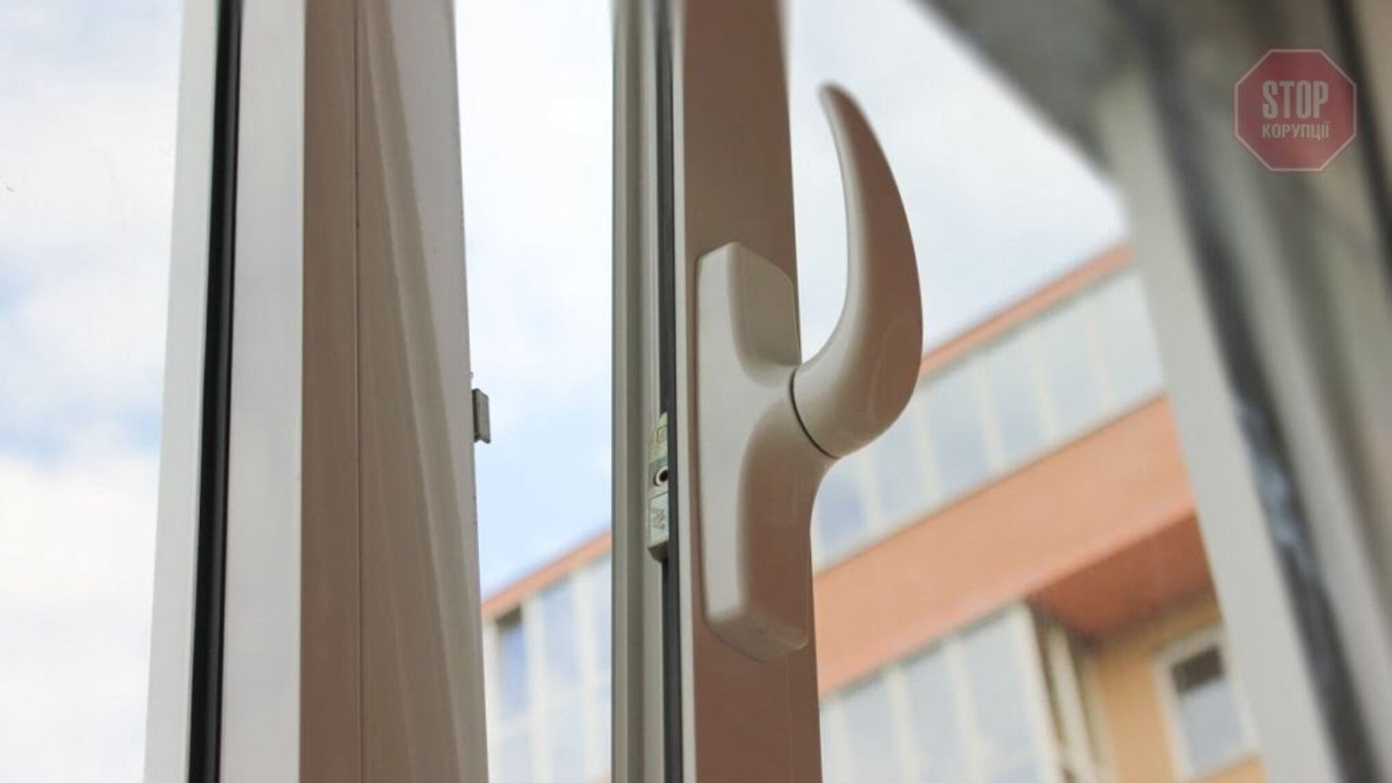 На Донеччині жінка випала з вікна багатоповерхівки: потерпіла у лікарні