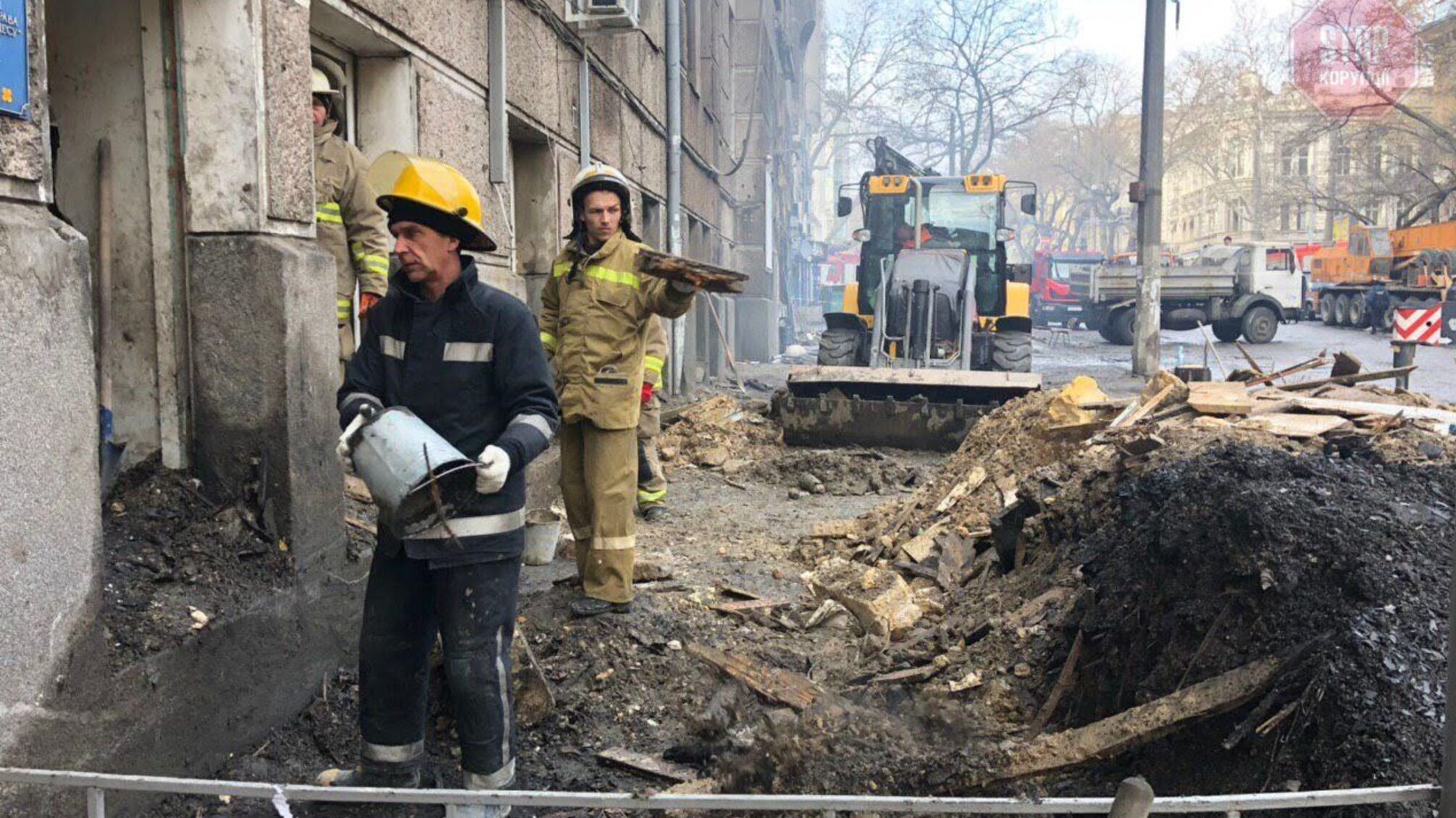 Рятувальники в Одесі знайшли під завалами коледжу ще двох людей