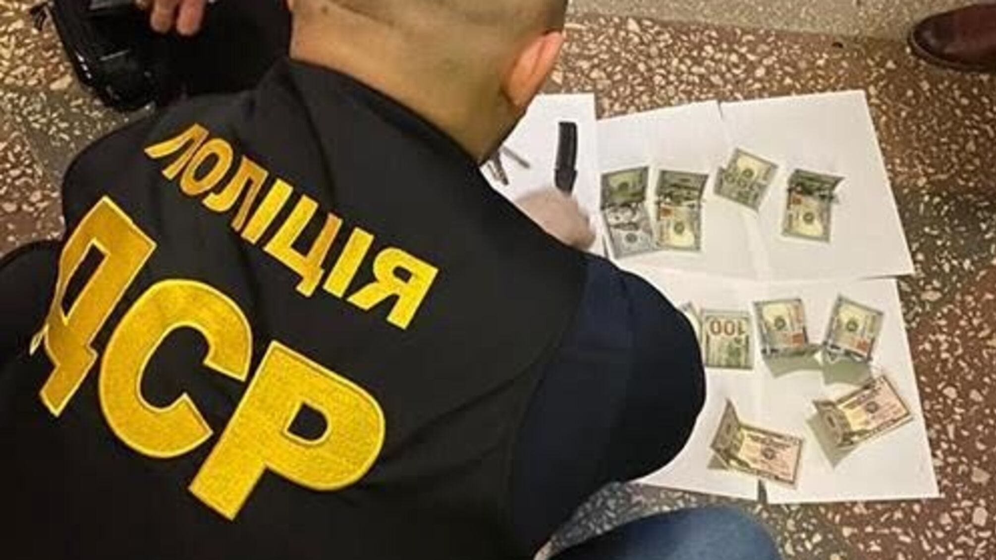 Тернопільський топслужбовець погорів на доларовому хабарі