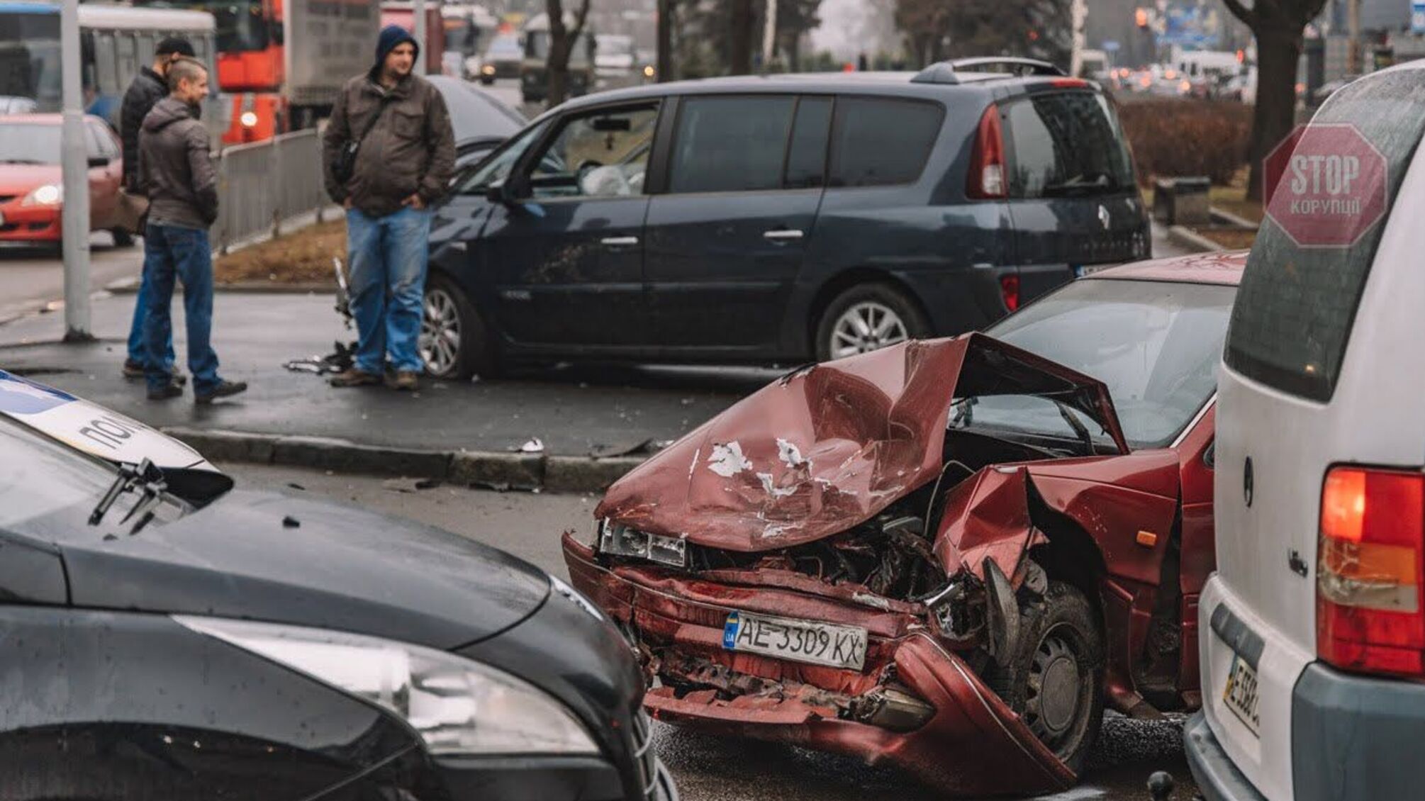 У Дніпрі сталася ДТП: іномарка вилетіла на тротуар (відео)