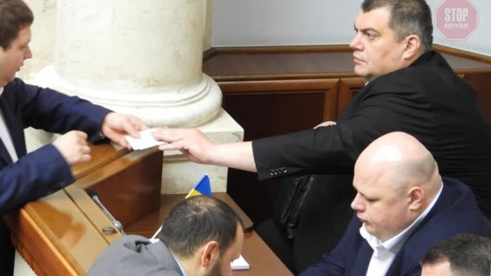 'Кварталівець' Юзік завадив колезі по фракції дати хропака у Раді (відео)