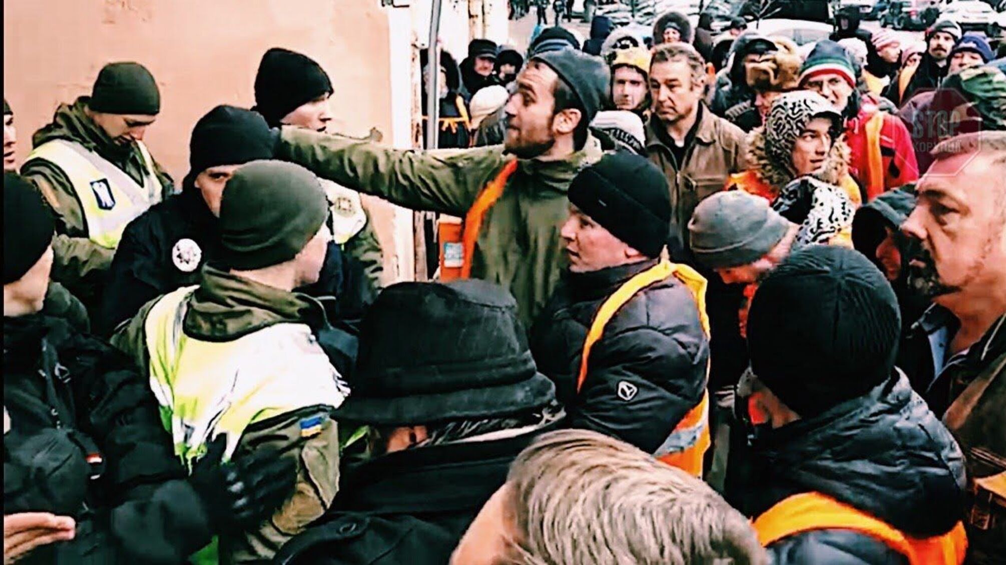 Головою об стіну: сутички під НБУ продовжуються (фото)