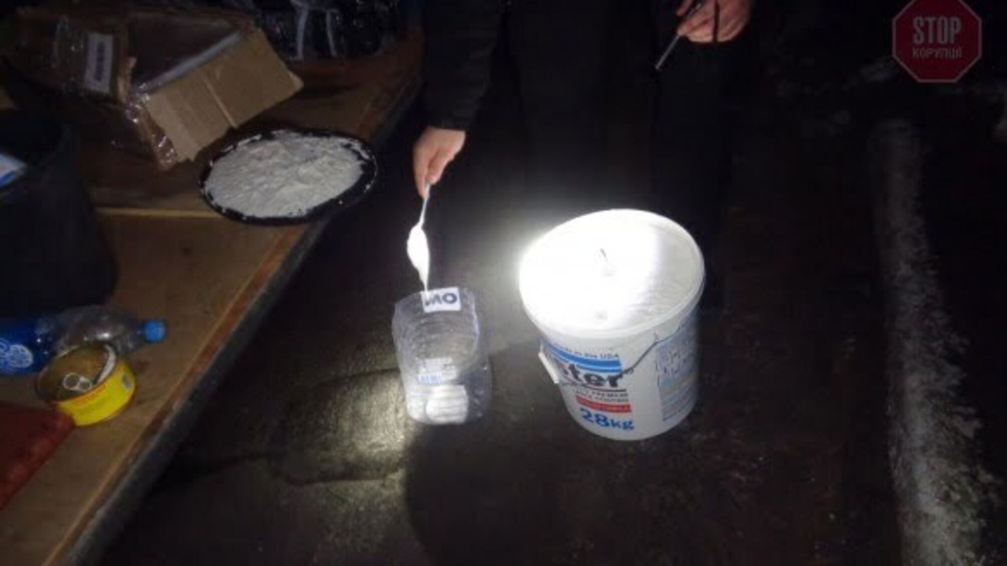 Молдовани сховали 18 кг червоної ікри в банку з-під фарби та намагались провезти в Україну