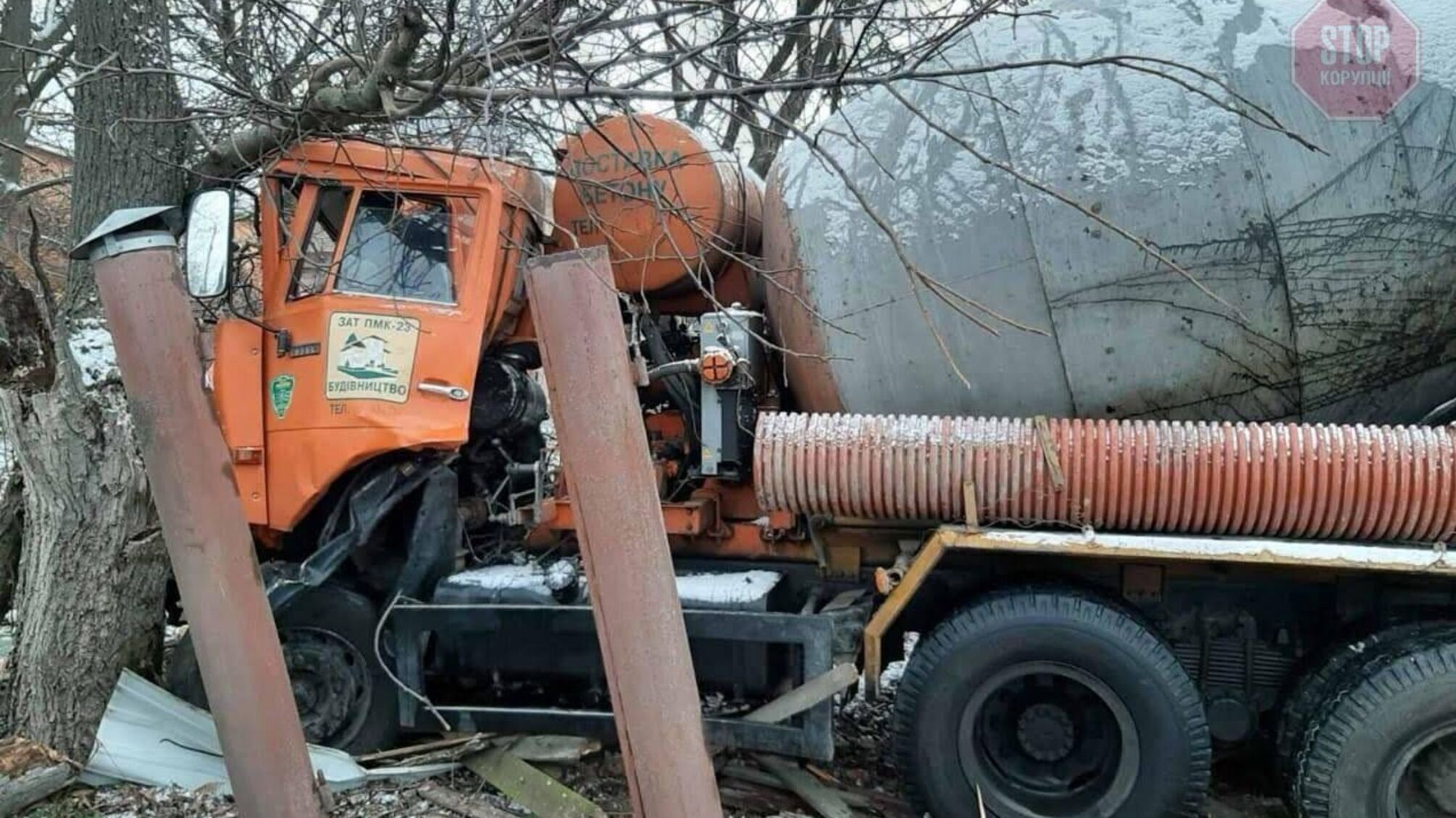На Київщини водій автобетонозмішувача загинув, зіткнувшись з деревом (фото)