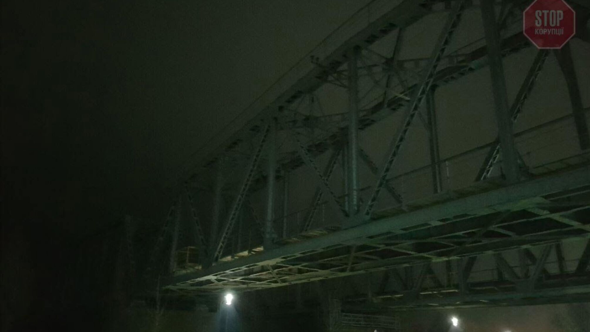 На Київщині дві дівчини-підлітка “пригягли відпочити” біля залізничних колій (фото)