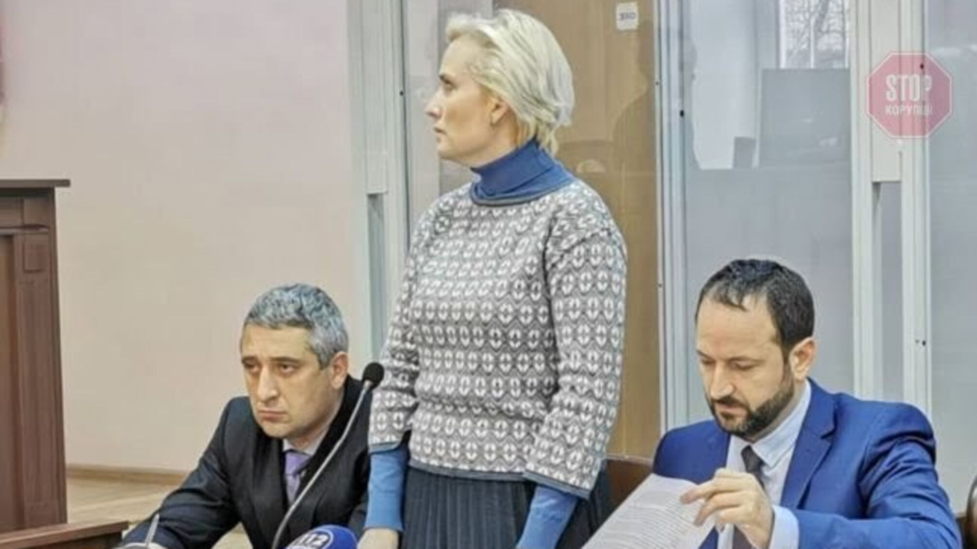 Суд арештував майно чиновниці Офісу президента, яка попалася на хабарі