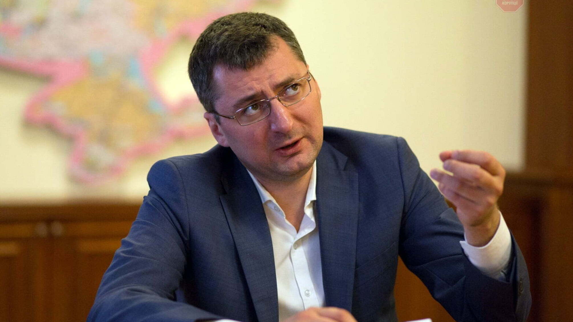 Адвокат Лікарчук сховався від журналістів за кордоном