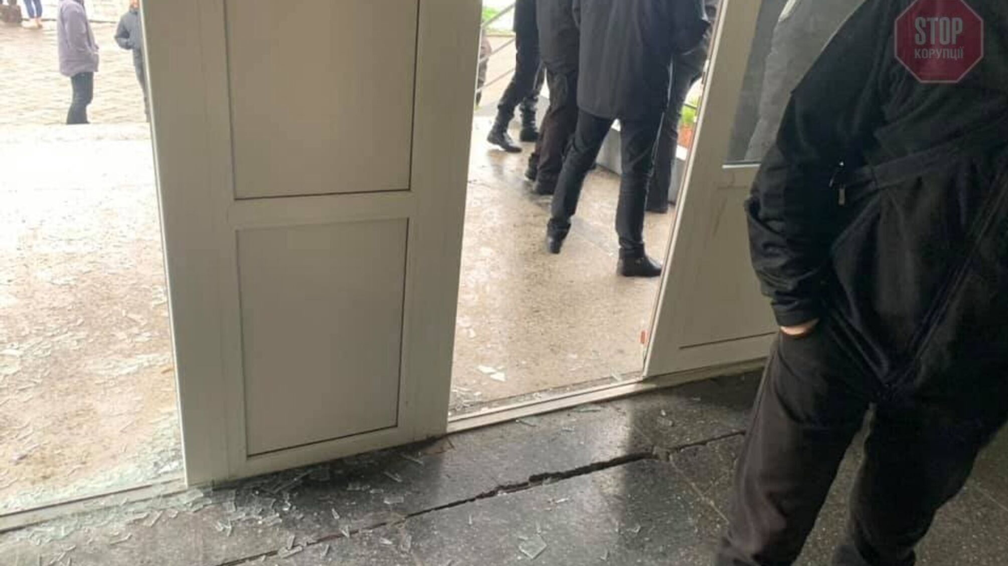 Розтрощили двері - у Львові активісти увірвалися на засідання сесії міськради (Відео)