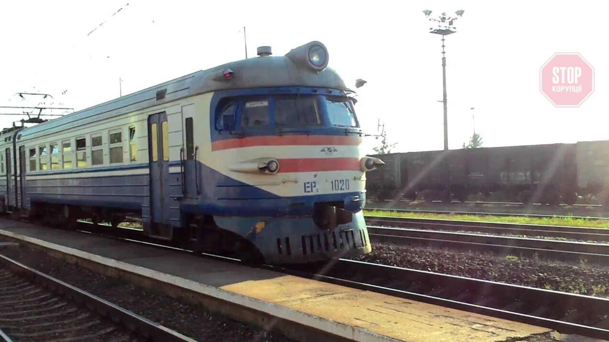 На Львівщині невідомі закидали камінням електричку, є жертви (фото)