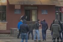 У Києві тітушки вибили скло в приміщенні ''Київметробуду'' – відео