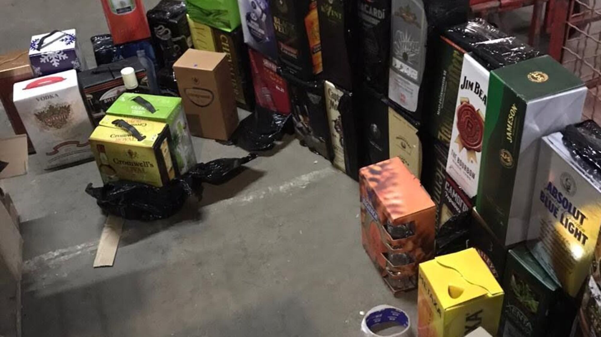 На Вінниччині прикордонники виявили склад з фальсифікованим алкоголем на понад півмільйона гривень (фото, відео)