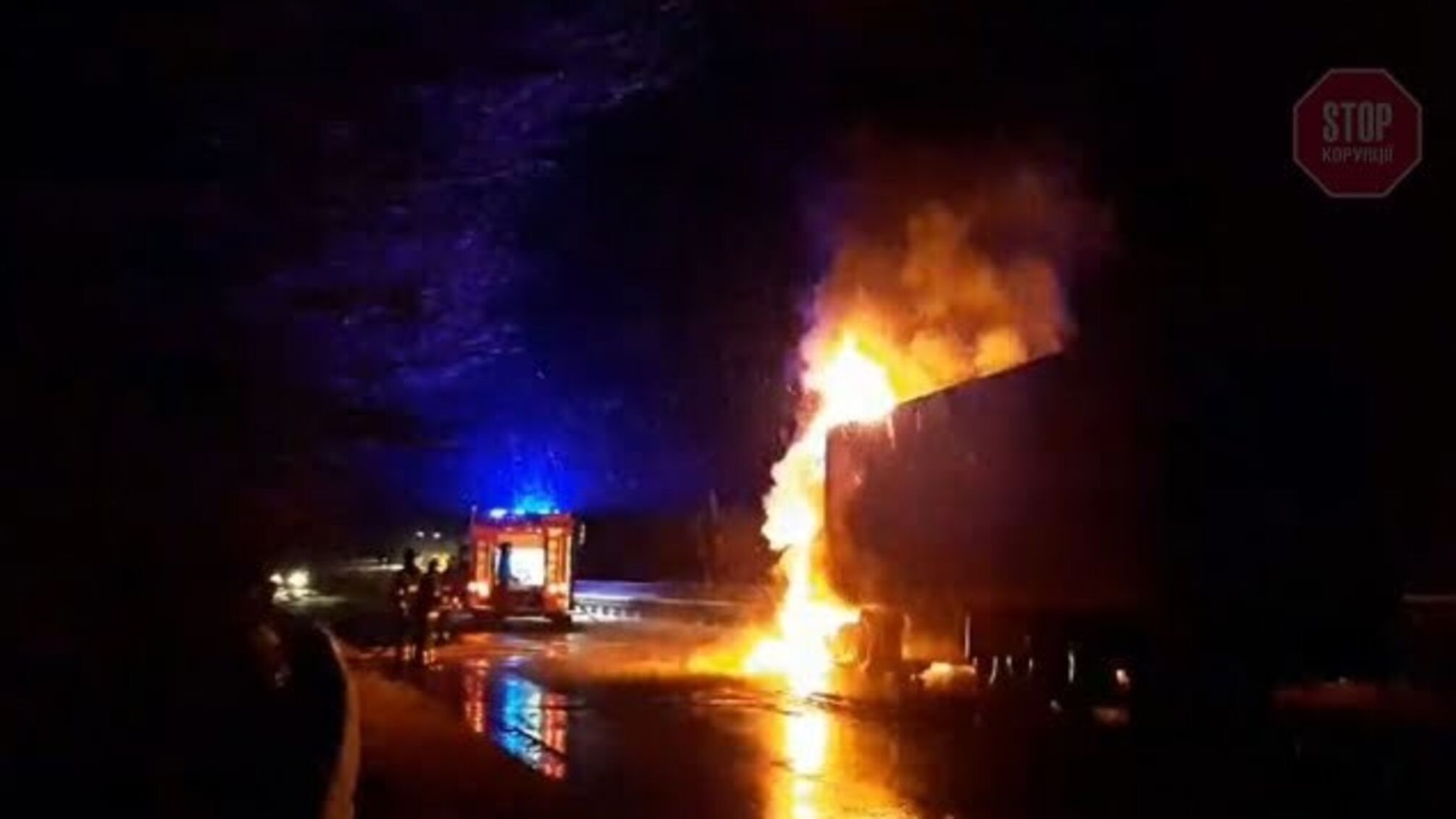 На Закарпатті вогнеборці загасили вантажівку (відео)