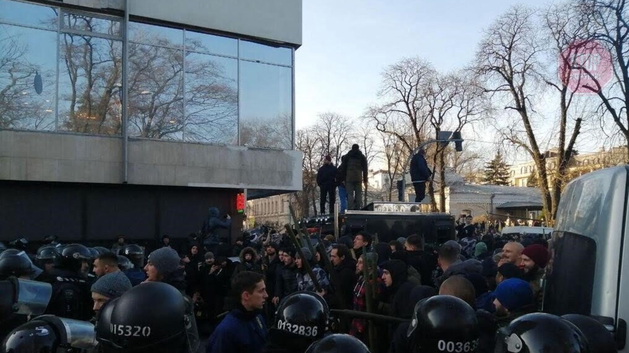 Під ВРУ відбулася масова бійка: учасники застосували газ і каміння (фото, відео)