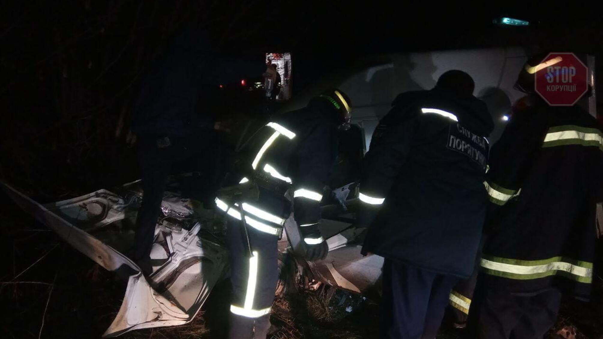 На Запоріжжі рятувальники деблокували водія з понівеченої автівки: подробиці (фото)