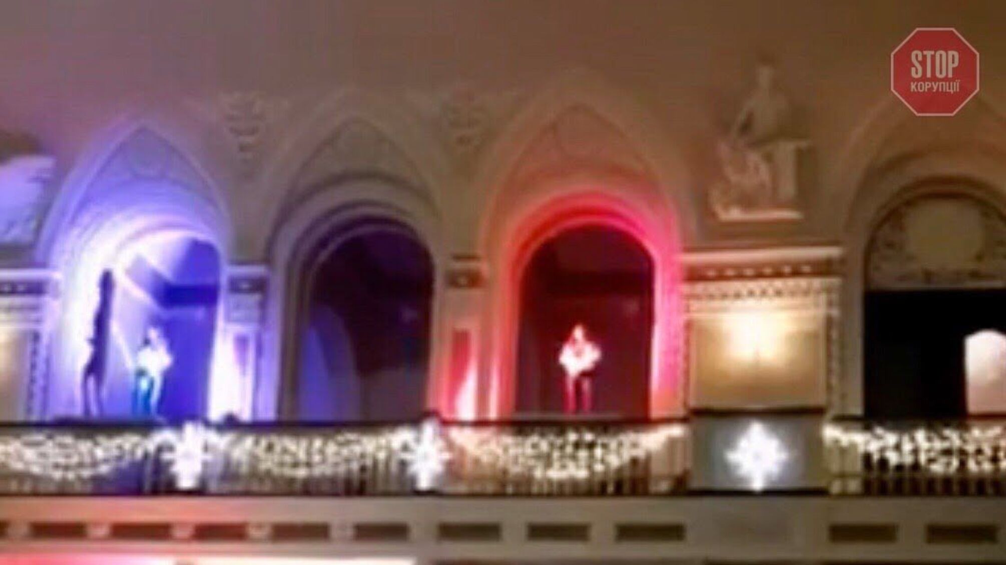 Стриптизерки на перилах в НБУ: на шоу-програму 'новорічного корпоративу' витратили понад 220 тисяч