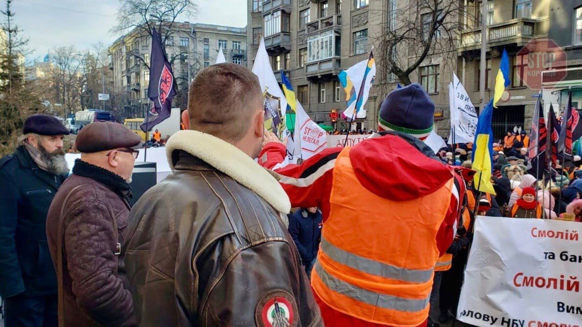 Працівників заводів, які мітингують під НБУ, назвали тітушками – люди обурені