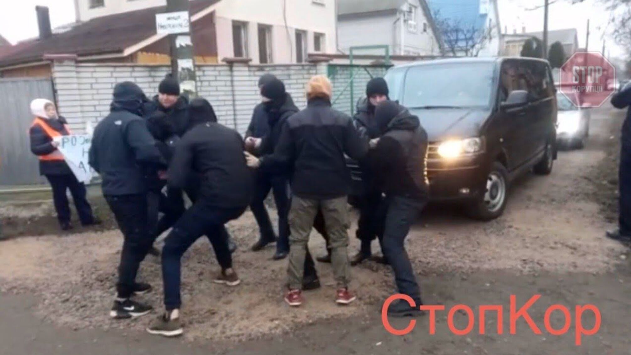 'Ніхто ні з ким жартувати не буде', – у столиці поліцейський погрожував активістам пістолетом (відео)