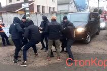 ''Ніхто ні з ким жартувати не буде'', – у столиці поліцейський погрожував активістам пістолетом (відео)