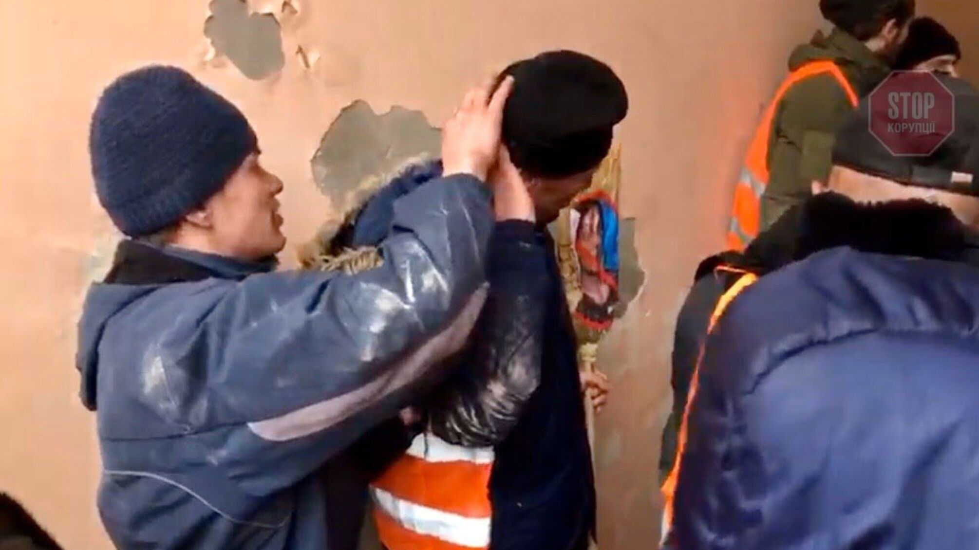 Працівники служби безпеки Нацбанку розбили голову мітингувальнику – ексклюзивне відео
