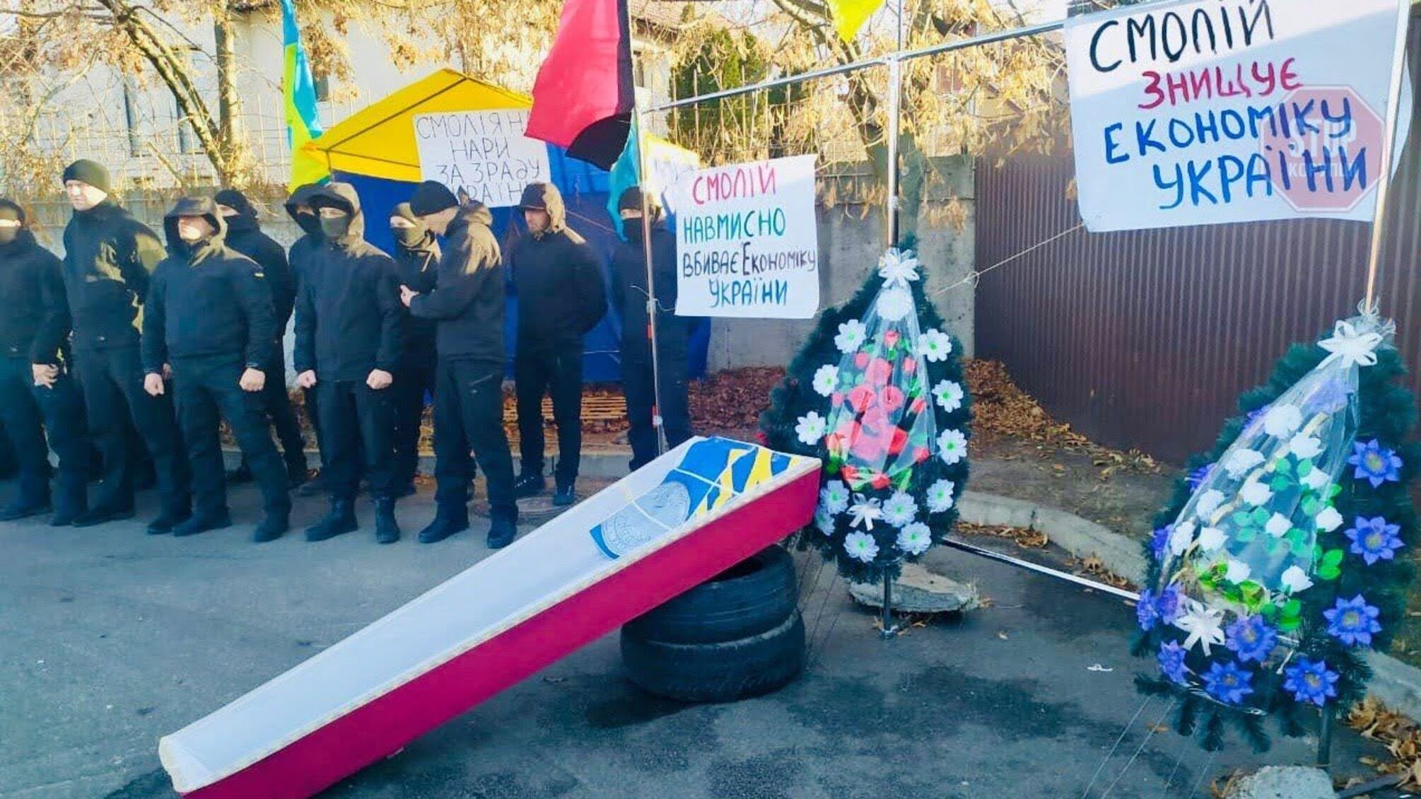 До приватного будинку голови Нацбанку Смолія прибула похоронна процесія – ексклюзивне відео