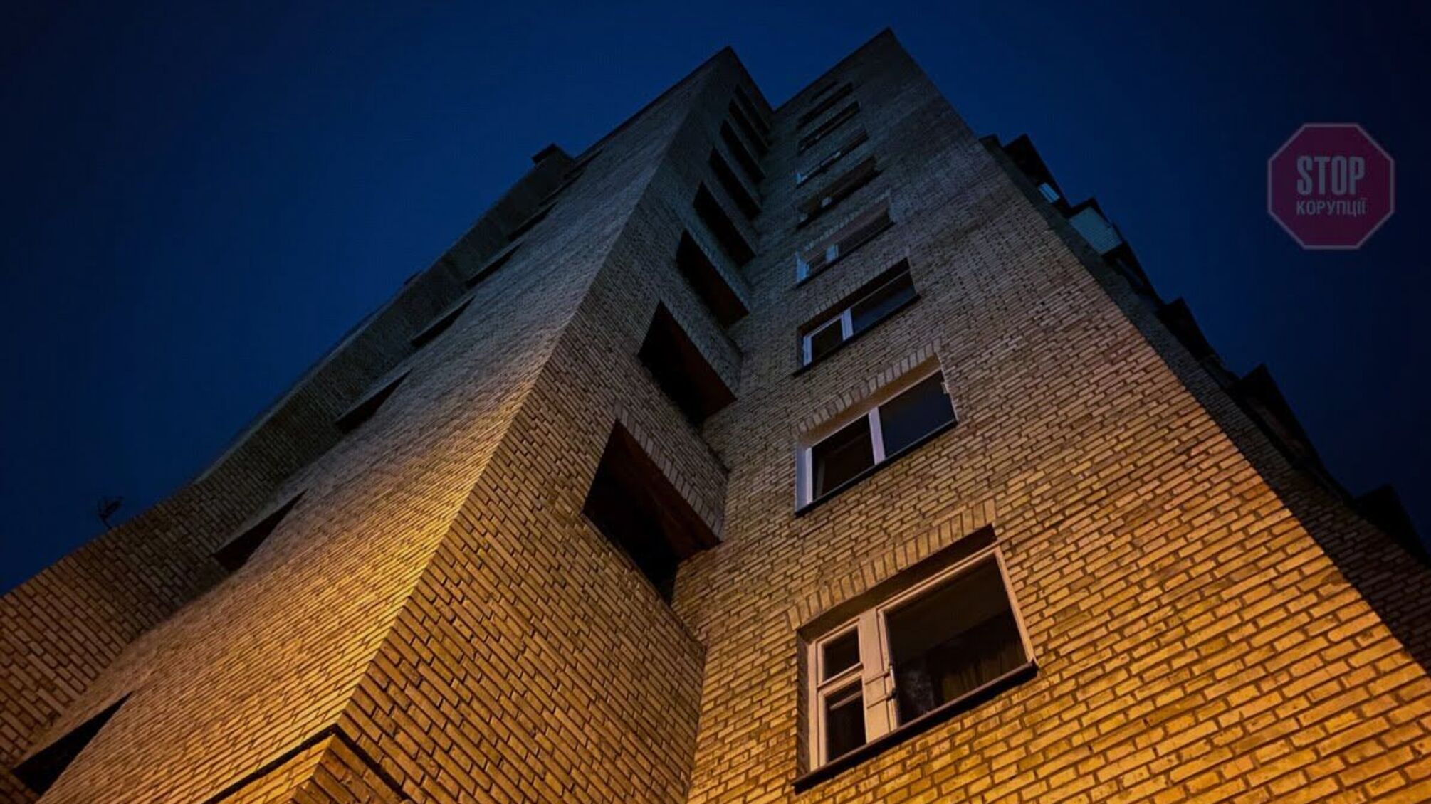 У Києві тридцятирічна матір вистрибнула з вікна 10-поверху (фото)
