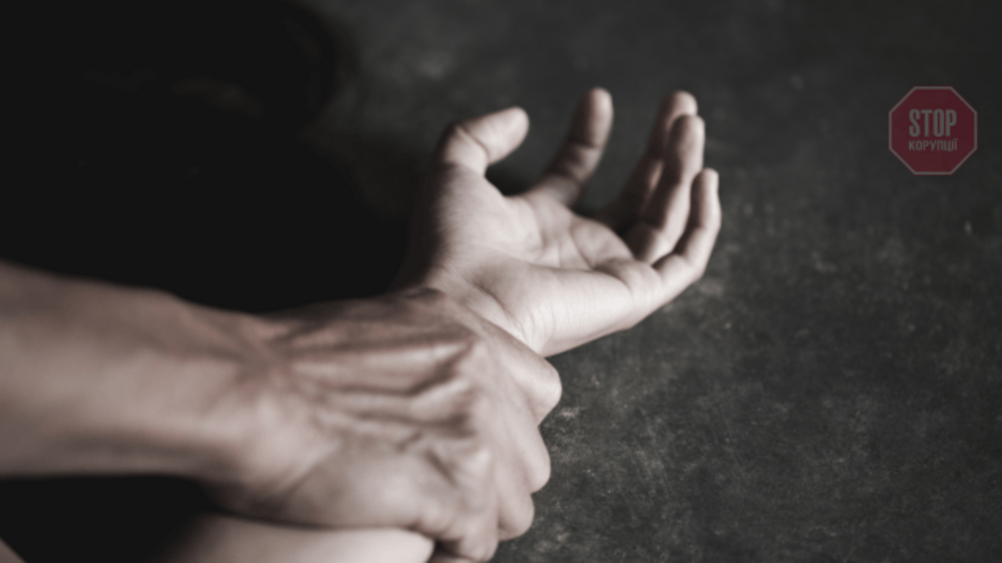 Черепно-мозкові травми і забої: на Донеччині батько-тиран ледь не забив до смерті підлітка і 3-місячне немовля